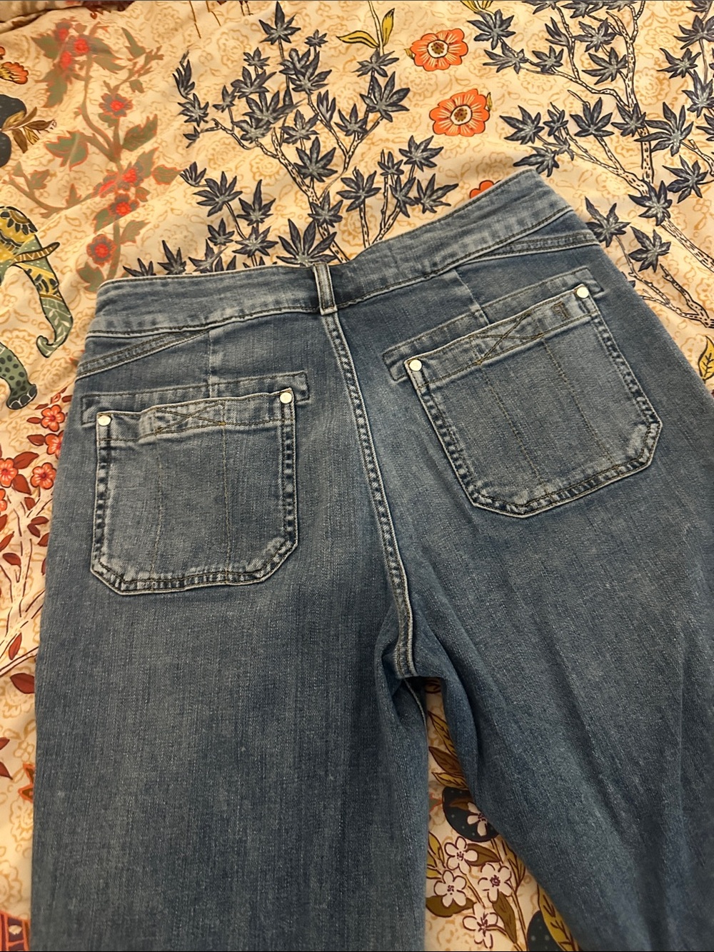 Pilcro Medium Wash jeans with loose, upscale rugged feel - Picture 3 of 4